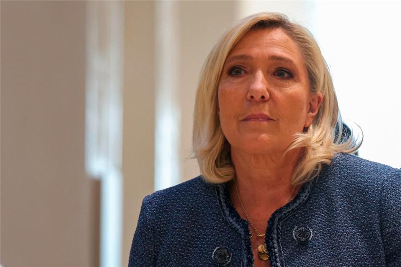 Marine Le Pen arrive au palais de justice de Paris pour le verdict de son procès pour soupçon de détournement de fonds publics européens
