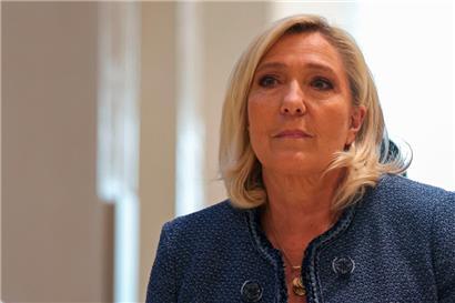 Marine Le Pen arrive au palais de justice de Paris pour le verdict de son procès pour soupçon de détournement de fonds publics européens
