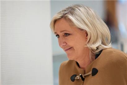 Marine Le Pen arrive pour son procès au tribunal à Paris
