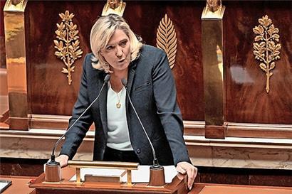 Marine Le Pen et les élus RN ont surpris avec une spectaculaire volte-face de dernière minute 
