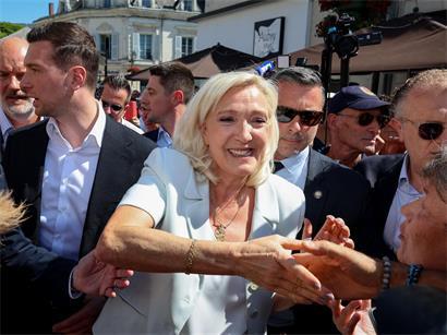Marine Le Pen et Jordan Bardella faisant campagne sur le marché de La Flèche en France, politique et élections 2024