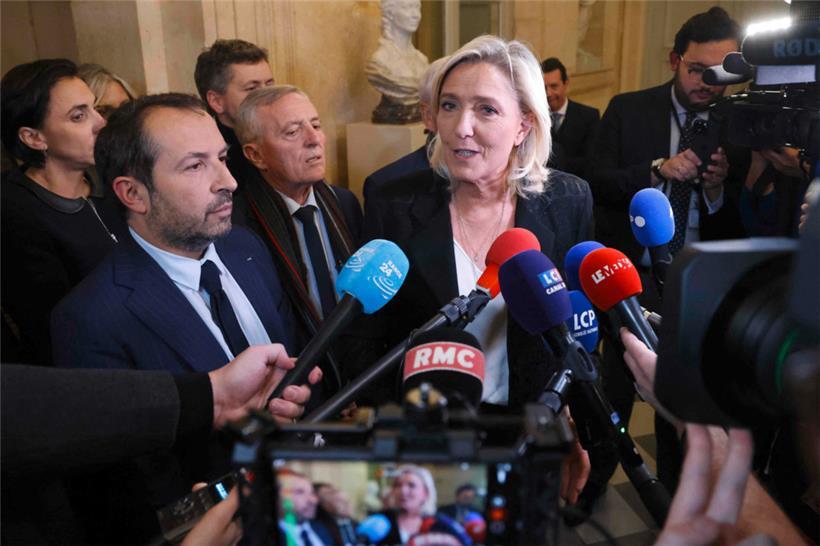 Marine Le Pen: son „Rassemblement national“ mène les sondages sur les élections européennes en France
