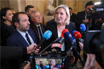 Marine Le Pen: son „Rassemblement national“ mène les sondages sur les élections européennes en France
