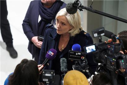 Marine Le Pen spricht mit der Presse, als sie am 13. November 2024 in einem Gericht in Paris zur Anhörung der Schlussplädoyers im Prozess wegen des Verdachts der Veruntreuung öffentlicher Gelder des Europäischen Parlaments erscheint
