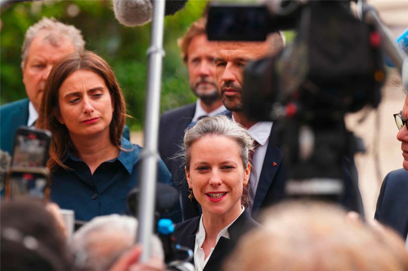 Marine Tondelier (g.), présidente du Parti vert, et Lucie Castets, candidate du Nouveau Front populaire au poste de Premier ministre, vendredi pendant leur arrivée au Palais de l’Élysée
