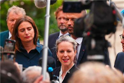 Marine Tondelier (g.), présidente du Parti vert, et Lucie Castets, candidate du Nouveau Front populaire au poste de Premier ministre, vendredi pendant leur arrivée au Palais de l’Élysée
