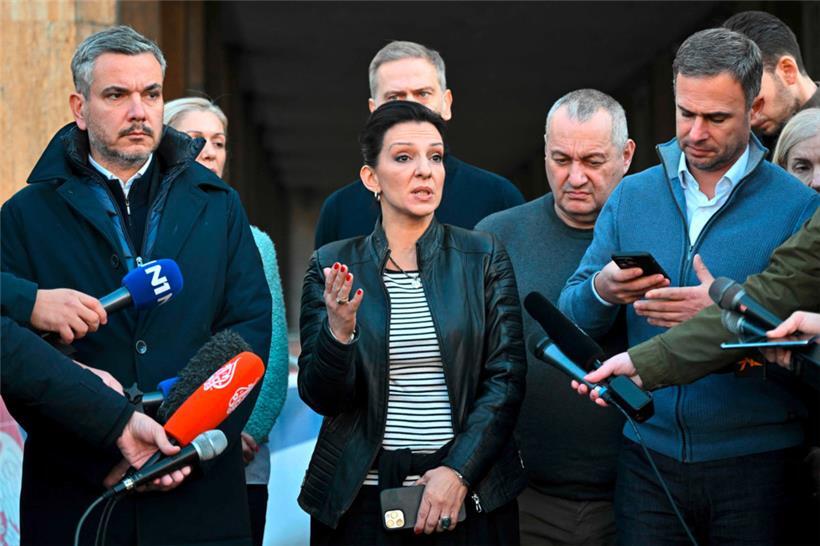 Marinika Tepic (M.) spricht am 19. Dezember vor dem Sitz der nationalen Wahlkommission mit Journalisten
