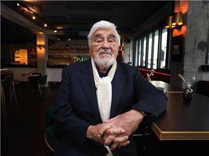 Mario Adorf bei der Matinee der 4K-Restaurierung von „Winnetou I“ im Münchner Arri-Kino, Dezember 2023