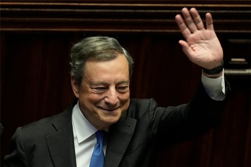 Mario Draghi, Ministerpräsident von Italien, winkt am Ende seiner Rede im Parlament. 
