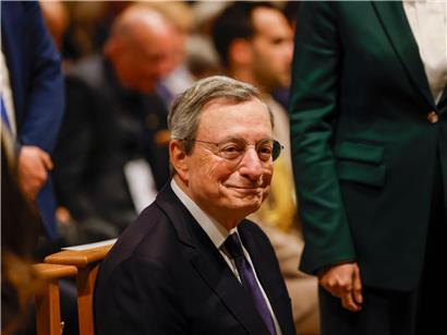 Friedrich Merz hält Festrede bei Veranstaltung mit Mario Draghi, deutscher Bundeskanzler spricht vor Publikum