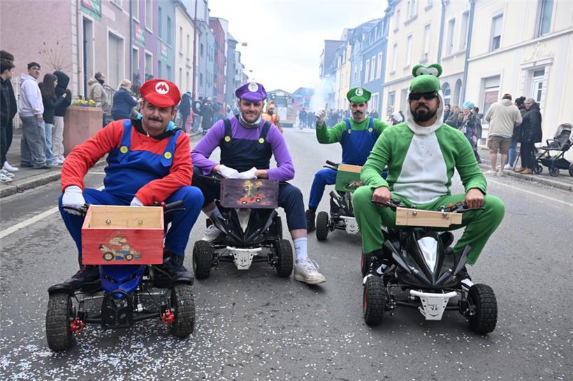 Mario Kart in Petingen: Ob der Wagen hinter den Nintendo-Figuren Bananenschalen ausweichen musste?
