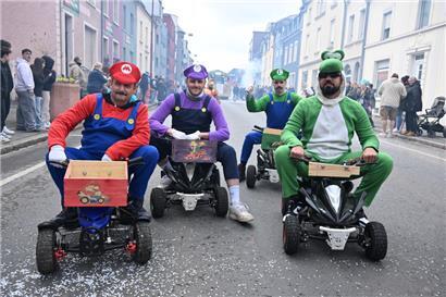 Mario Kart in Petingen: Ob der Wagen hinter den Nintendo-Figuren Bananenschalen ausweichen musste?
