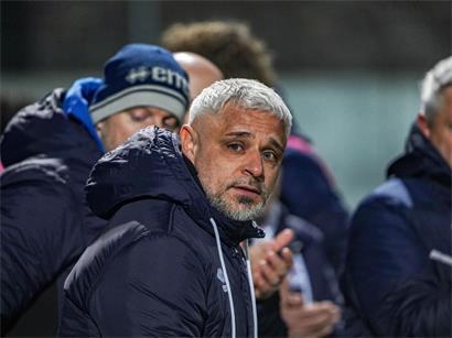 Mario Mutsch analysiert aufmerksam junge Fußballspieler bei einem Scouting-Training&nbsp;