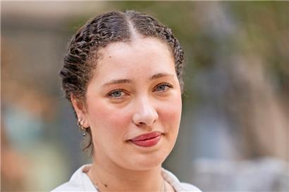 Marion Lupin (29) ist beim „European Coalition for Corporate Justice” (ECCJ) für das Thema Lieferkettengesetz zuständig. Die NGO mit Sitz in Brüssel engagiert sich für ein europäisches Gesetz. Am aktuellen Vorschlag übt sie Kritik.  
