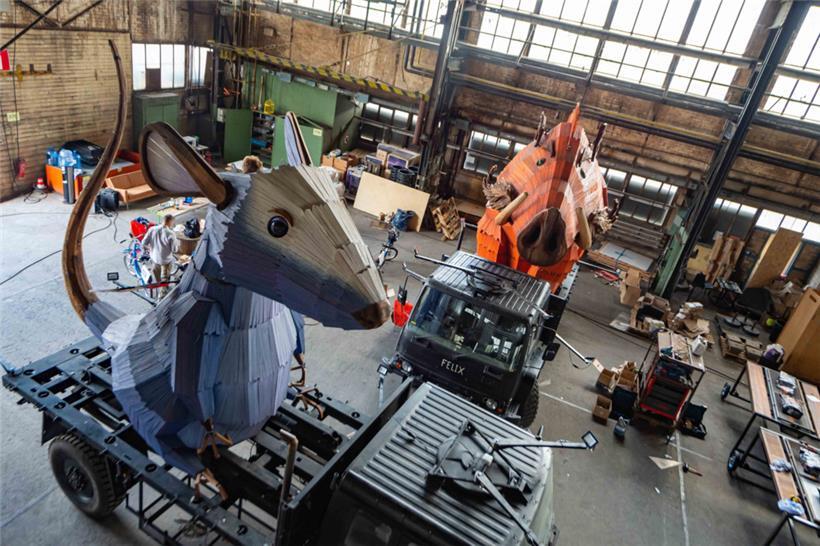 Marionetten-Werkstatt: Bis zur letzten Minute wird Hand angelegt. Seit Mai dieses Jahres sind Barbara, Felix und Giacomo bereits in Luxemburg. 
