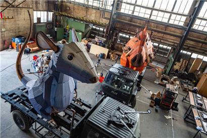 Marionetten-Werkstatt: Bis zur letzten Minute wird Hand angelegt. Seit Mai dieses Jahres sind Barbara, Felix und Giacomo bereits in Luxemburg. 
