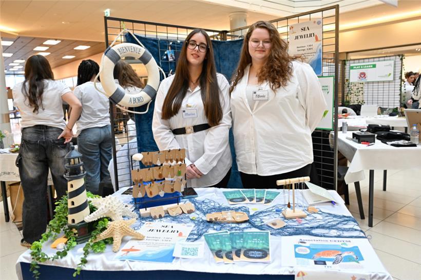 Marisa (l.) und Tifanie sind für das Mini-Unternehmen „Sea Jewelry“ zuständig
