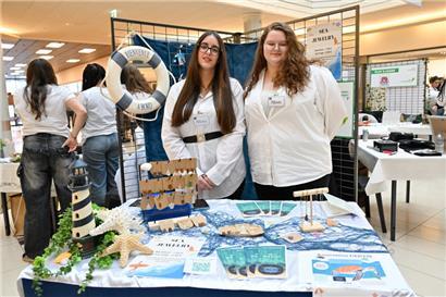 Marisa (l.) und Tifanie sind für das Mini-Unternehmen „Sea Jewelry“ zuständig
