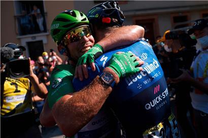Mark Cavendish (im Grünen Trikot) hat mit seinem Erfolg auf der 13. Etappe gestern Geschichte geschrieben
