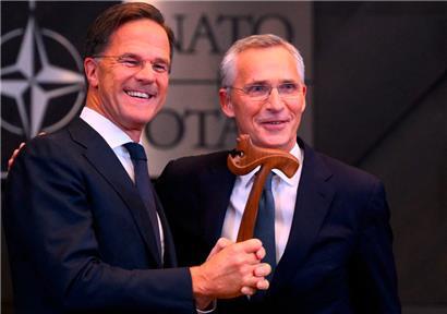 Mark Rutte (l.) mit seinem Vorgänger Jens Stoltenberg 
