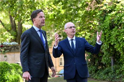 Mark Rutte und Luc Frieden: Luxemburgs Premier scheint nicht aus den Fehlern des Niederländers zu lernen
