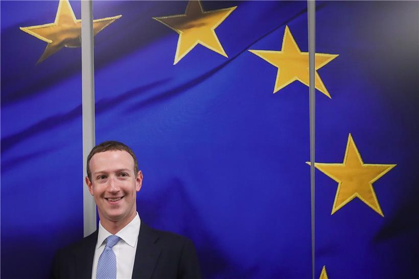 Mark Zuckerberg, CEO von Facebook, unter der EU-Flagge: Der Wind dürfte die kommenden Monate rauer werden für die amerikanischen Techriesen, die sich in Europa mit Steuertricks um ihre Abgaben drücken
