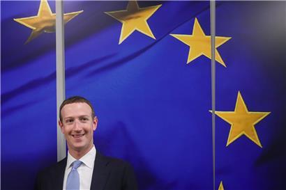 Mark Zuckerberg, CEO von Facebook, unter der EU-Flagge: Der Wind dürfte die kommenden Monate rauer werden für die amerikanischen Techriesen, die sich in Europa mit Steuertricks um ihre Abgaben drücken
