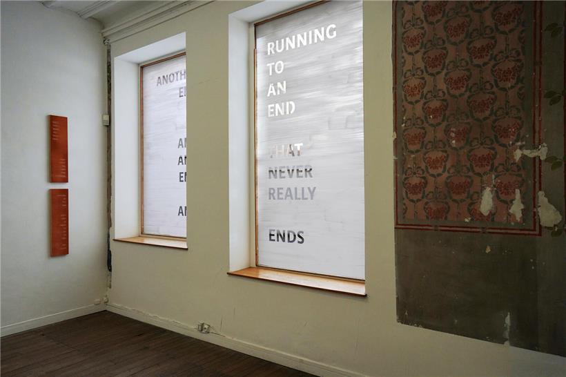 Markenzeichen er Ausstellung in Nancy: die Schriften auf den Fenstern