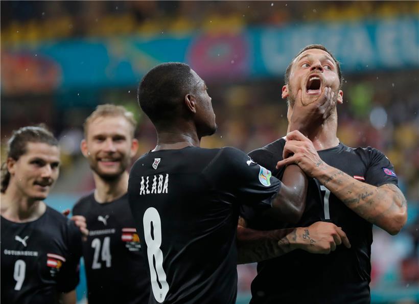 Marko Arnautovic (r.) ließ sich auch von Mannschaftskapitän David Alaba nicht beruhigen
