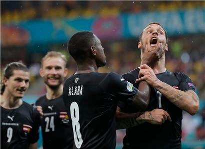 Marko Arnautovic (r.) ließ sich auch von Mannschaftskapitän David Alaba nicht beruhigen
