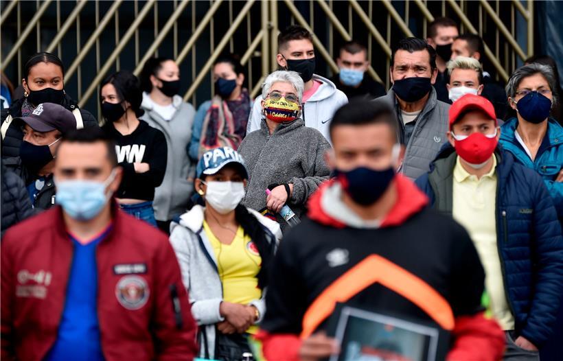 Markthändler mit Masken in Bogota: Viele Schwellen- und Entwicklungsländer werden wohl noch jahrelang mit Covid-19 zu kämpfen haben
