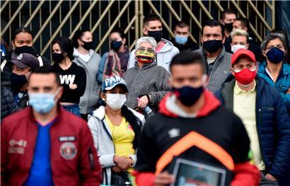 Markthändler mit Masken in Bogota: Viele Schwellen- und Entwicklungsländer werden wohl noch jahrelang mit Covid-19 zu kämpfen haben
