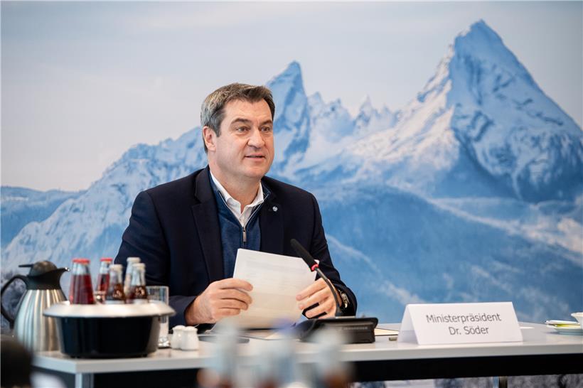 Markus Söder (CSU), Parteivorsitzender und Ministerpräsident von Bayern, eröffnet eine Sitzung des Ministerrats in der Staatskanzlei. Hinter ihm ist ein großformatiges Foto zu sehen, das die winterliche Landschaft um den Watzmann im Berchtesgadener Land zeigt. Das Kabinett, das per Videoschalte tagt, befasst sich im Schwerpunkt mit den Folgen der Corona-Pandemie.

