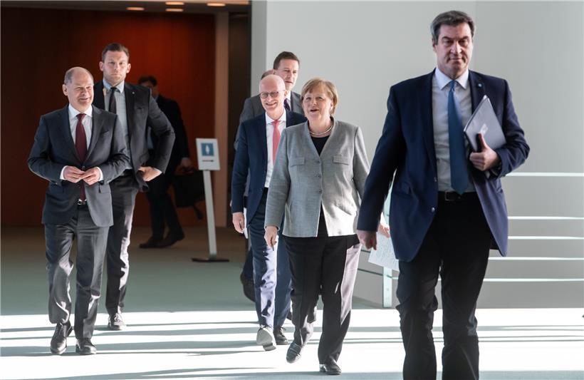 Markus Söder (r, CSU), Ministerpräsident von Bayern, und Peter Tschentscher (M, SPD), Erster Bürgermeister von Hamburg zu einer Pressekonferenz im Bundeskanzleramt. Nach den ersten Ladenöffnungen vor eineinhalb Wochen müssen die Menschen in Deutschland jetzt wohl noch länger auf die nächsten größeren Öffnungsschritte in der Corona-Krise warten. 
