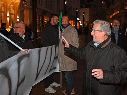 Mars Di Bartolomeo (LSAP) grüßt die Gewerkschafter von OGBL und LCGB, die am Donnerstagmorgen vor dem Parlament gegen die Verlängerung der Ladenöffnungszeiten protestieren
