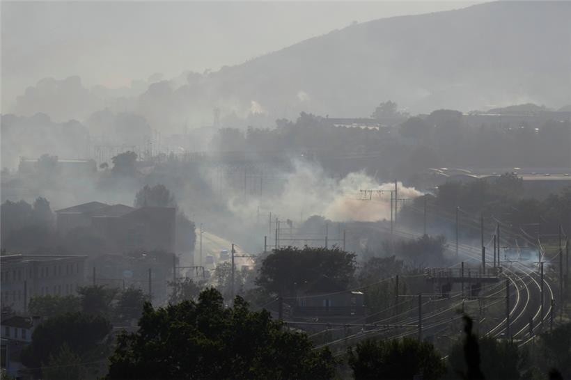 Marseille: Rauch ist während eines Waldbrandes an den Bahngleisen zu sehen
