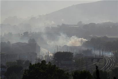 Marseille: Rauch ist während eines Waldbrandes an den Bahngleisen zu sehen
