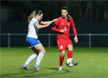 Marta Estevez ist nach den Verletzungen von Laura Miller, Charlotte Schmit und Marisca Soares die letzte gestandene Spielerin im Mittelfeld
