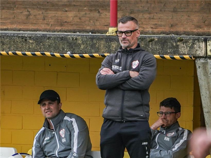 Martin Forkel verlässt den Verein an einem sportlichen Höhepunkt, symbolisiert durch jubelnde Fans und Stadionkulisse.