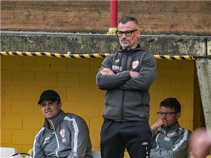 Martin Forkel verlässt den Verein an einem sportlichen Höhepunkt, symbolisiert durch jubelnde Fans und Stadionkulisse.