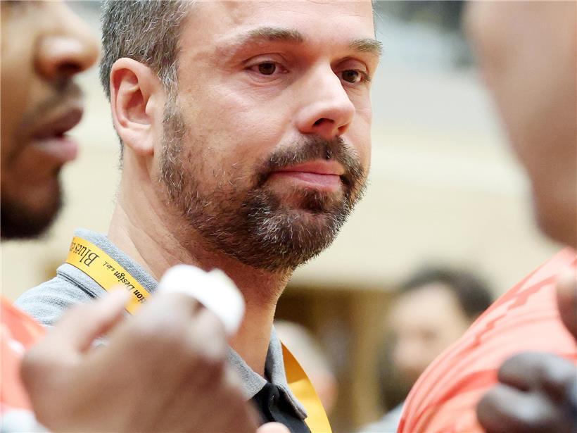 Porträt von Martin Hummel, lächelnder Mann mit Brille vor neutralem Hintergrund, Business-Foto