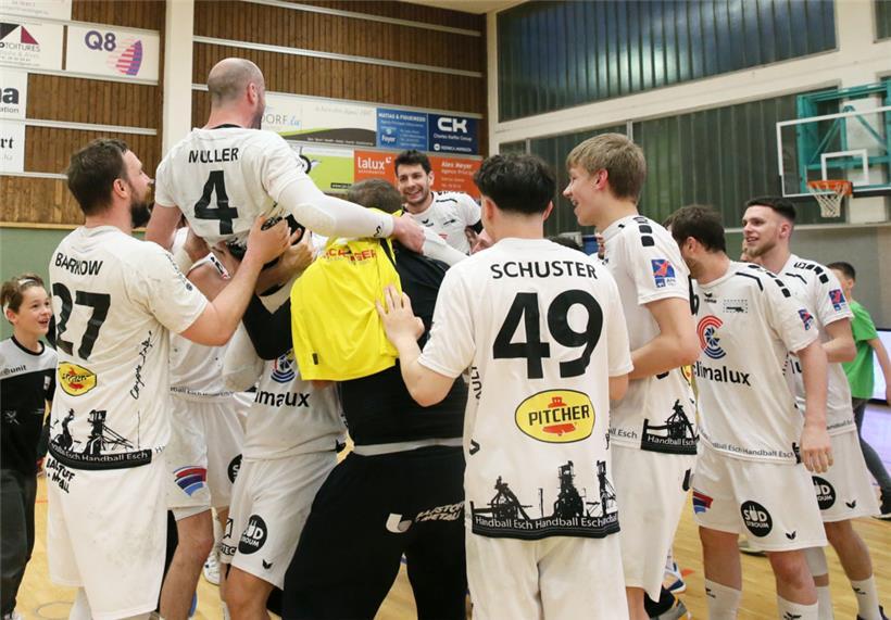 Martin Muller und Sacha Pulli werden auf den Schultern ihrer Teamkollegen verabschiedet
