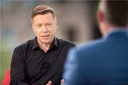 Martin Schirdewan (l.), Ko-Vorsitzender der Partei „Die Linke“, im ARD-Sommerinterview 
