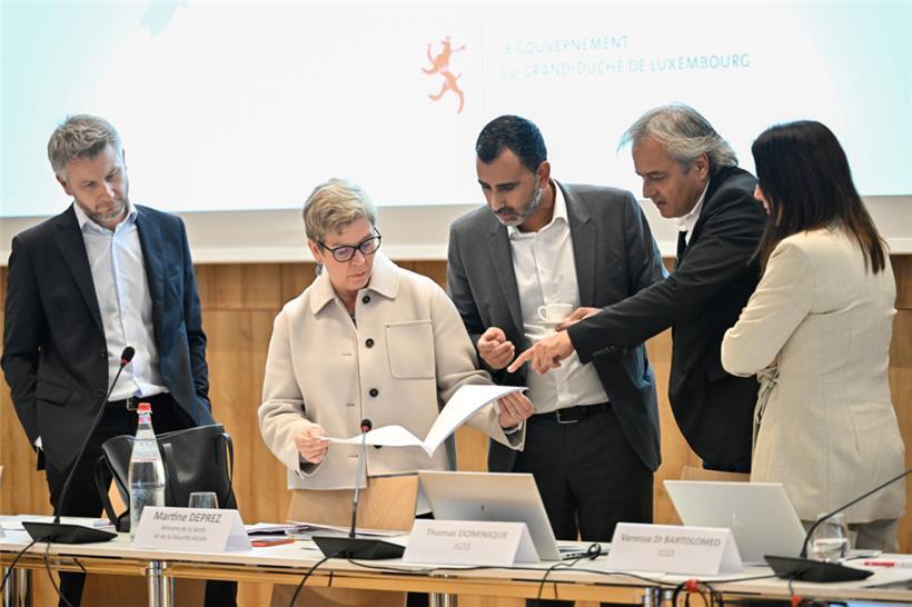 Martine Deprez am Montag mit Beamten aus dem Finanz-, Sozial- und Gesundheitsministerium bei der Quadripartite in Strassen
