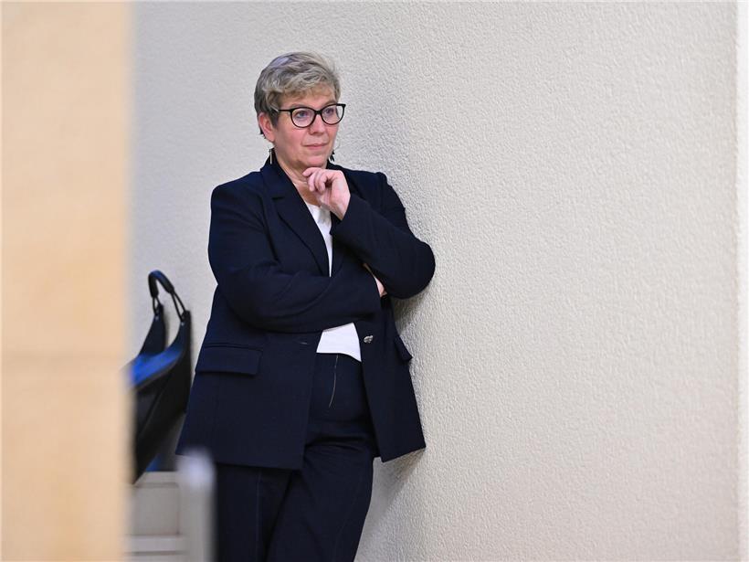 Martine Deprez hat die Suspendierung des Orthopäden Philippe Wilmes um 21 Monate verlängert, um den Schutz der öffentlichen Gesundheit während der laufenden Untersuchung durch das „Collège médical“ zu gewährleisten