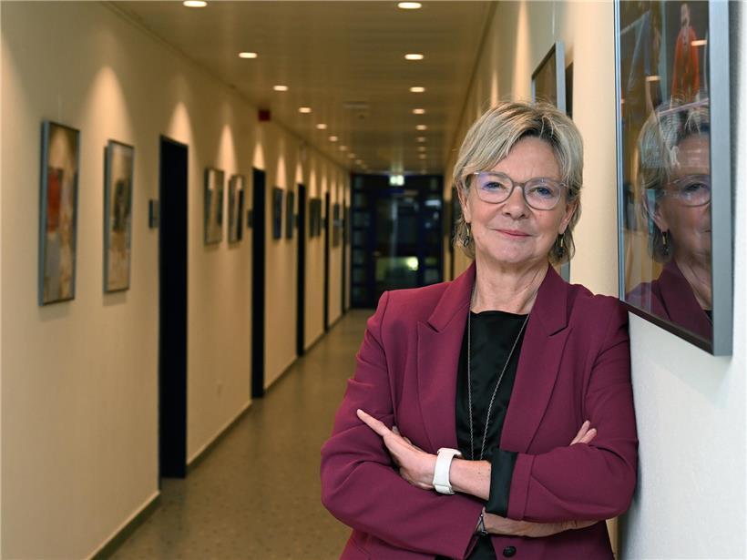 Martine Hansen im neuen Ministerium auf dem Fetschenhof, frisch eingelebt und engagiert bei der Arbeit