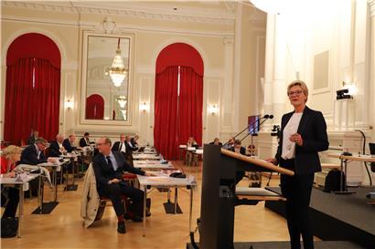 Martine Hansen trat als Erste ans Rednerpult, um auf die Rede zur Lage der Nation einzugehen

