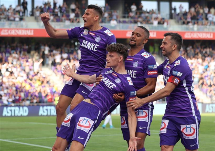 Marvin Martins (2.v.r.) und seine Teamkollegen der Austria bejubeln ihr Europapokalticket
