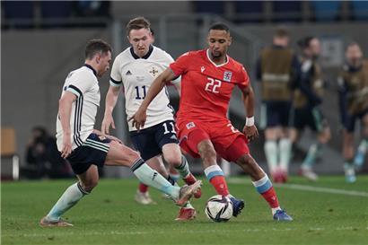 Marvin Martins (in Rot) fühlt sich wohl im rechten Mittelfeld
