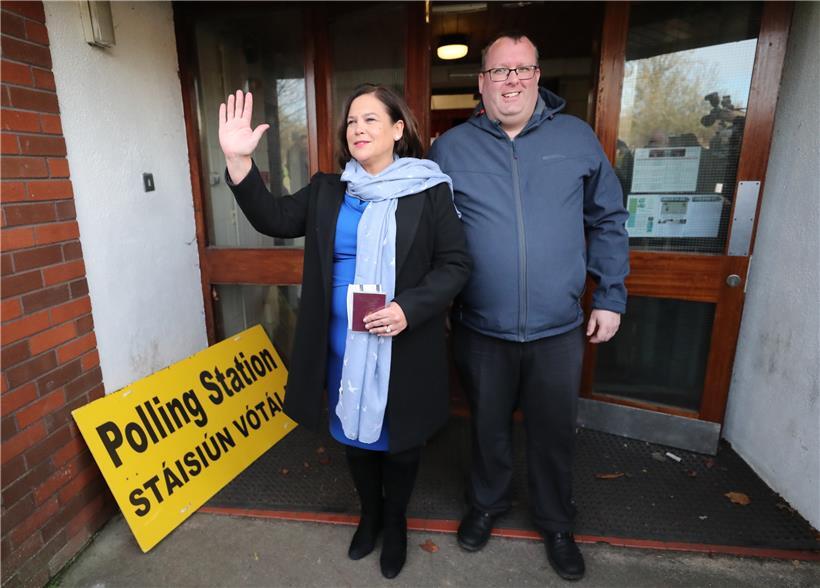 Mary Lou McDonald, Präsidentin der linken Partei Sinn-Fein, und Seamas McGrattan, der örtliche Gemeinderat, kommen zu einem Wahllokal in der St. Joseph’s School um ihre Stimmen abzugeben. 
